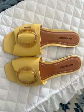 Botter Yellow Slide Sandals with Decorative Buckle